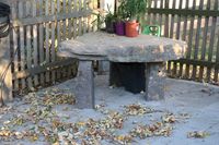 Steintisch mit alten gebrauchten Natursteinen
